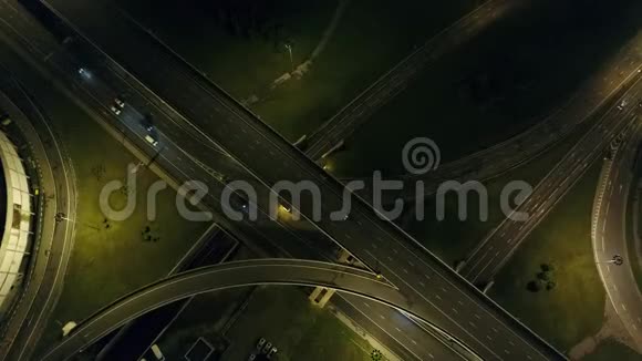 一个现代化的立交桥路口在一个巨大的巨波里视频的预览图