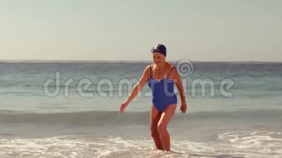 快乐的高级女人在海浪中射击视频的预览图