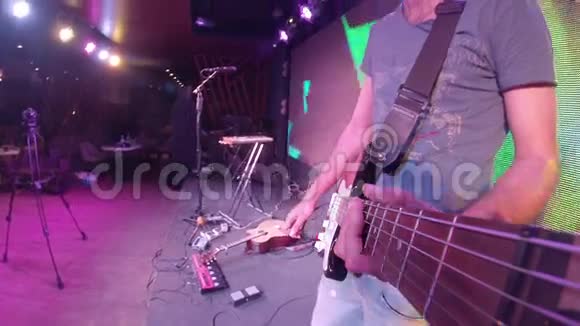 摇滚音乐会吉他手完成独奏相机在吉他微动板上视频的预览图