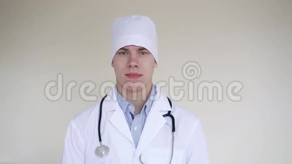 一位微笑的男医生看4K镜头的肖像视频的预览图