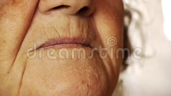 老奶奶笑着嘴皱着皮肤视频的预览图