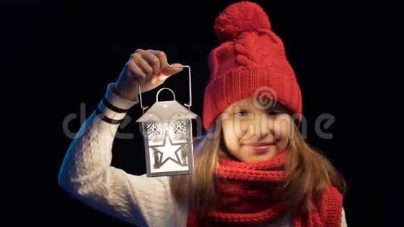 戴着针织冬帽戴着围巾的小女孩站着灯笼视频的预览图