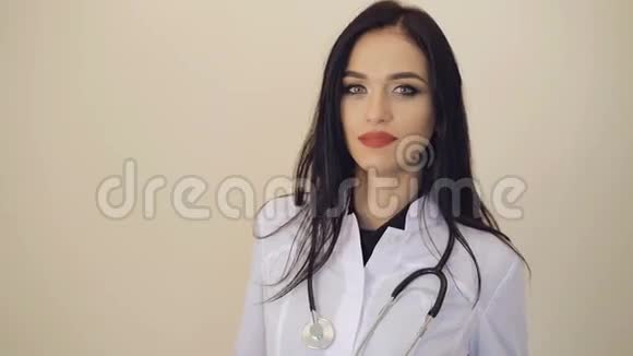 一幅自信的女医生看4K镜头的画像视频的预览图