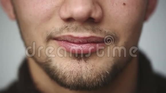 下面的动作特写一张漂亮的男性脸戴牙套的男人视频的预览图