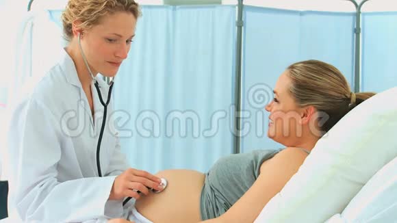 可爱的护士拜访一位怀孕的病人视频的预览图