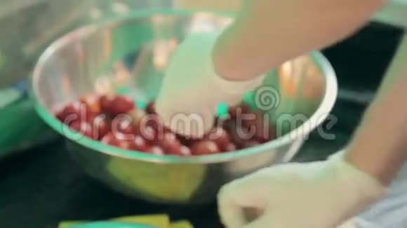 在一个容器中用串串串串的樱桃西红柿马拉和酱汁视频的预览图