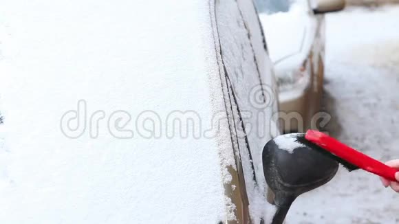 女人从车窗里清雪视频的预览图