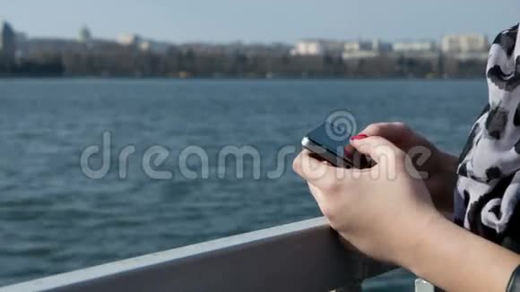 女性手中的电话背景视频的预览图