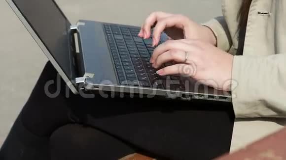 一个年轻女孩在电脑上的手视频的预览图
