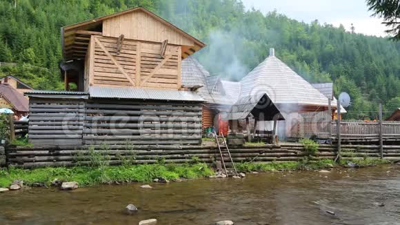 乌克兰喀尔巴阡山脉附近的木屋视频的预览图