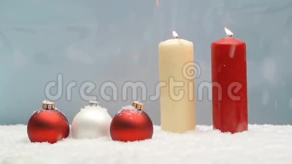 雪中的圣诞灯泡视频的预览图