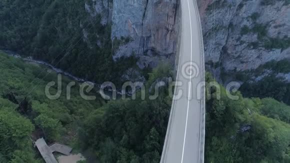 鸟瞰杜德维卡塔拉弧桥在山区欧洲最高的汽车桥之一视频的预览图