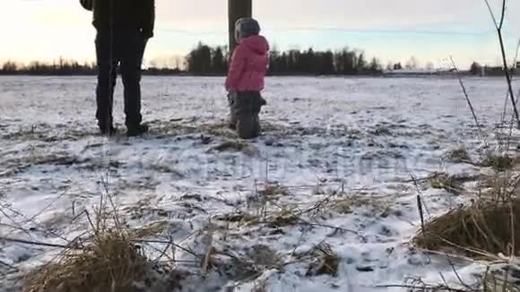 冬天日落时父亲和女儿慢动作视频的预览图