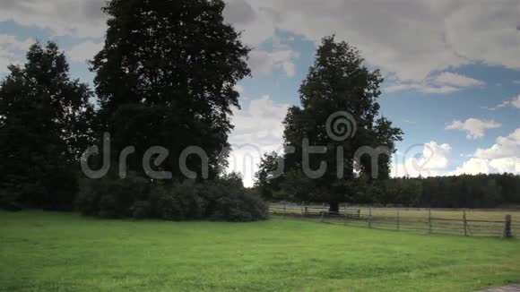 农场木制围栏的美丽景观来保护这个地方视频的预览图