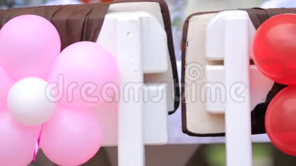 粉色气球花装饰椅背视频的预览图