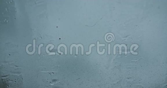 雨水滴在窗户玻璃上视频的预览图