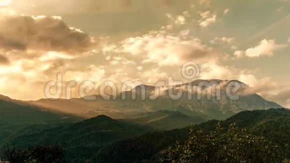 五彩缤纷的日落时间流逝越过山景带着强烈光线移动的云层视频的预览图