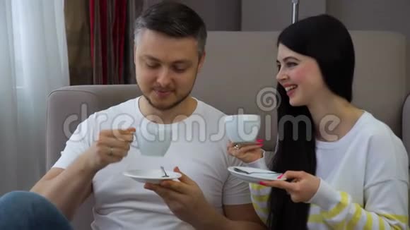 家庭夫妻休闲交流饮茶视频的预览图