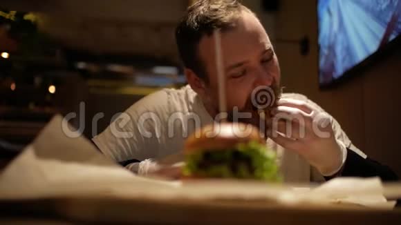 有胡子的人吃汉堡奶酪汉堡视频的预览图