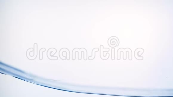 水面波浪在白色背景下缓慢运动的干净液体飞溅视频的预览图