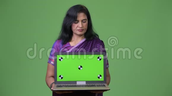 成熟漂亮的印度女人展示笔记本电脑视频的预览图