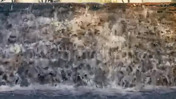 瀑布特写落水阳光下的瀑布水流在岩石上视频的预览图