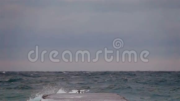 日落时海上的风暴视频的预览图