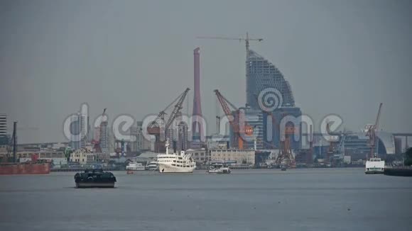 船舶经过上海黄埔江码头施工现场塔吊视频的预览图