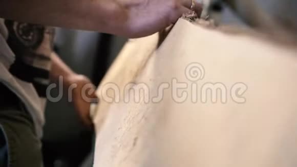工业木工操作木材视频的预览图