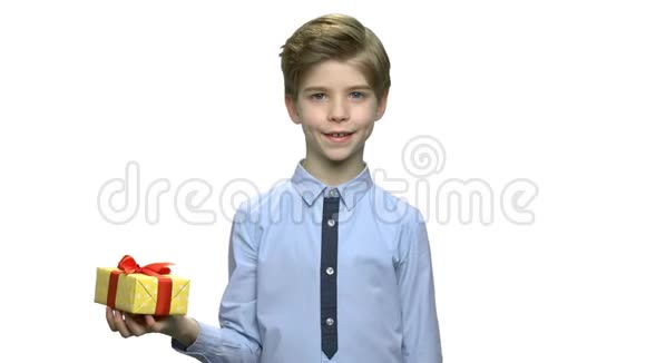 可爱的微笑的孩子带着礼物盒视频的预览图