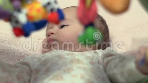 新生儿看七彩宝宝玩具09视频的预览图