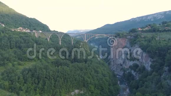 鸟瞰杜德维卡塔拉弧桥在山区欧洲最高的汽车桥之一视频的预览图