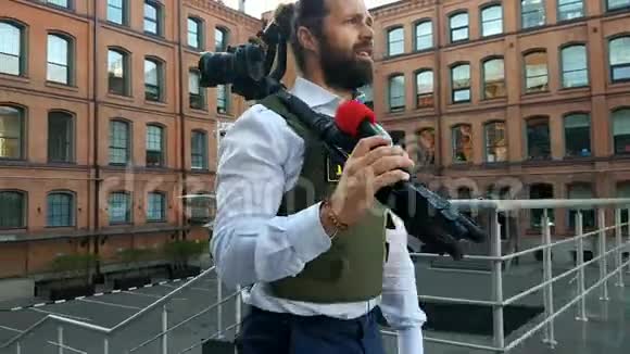 专业记者住在市街一个穿着特殊服装的记者走过城市的街道视频的预览图