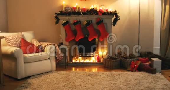 壁炉装饰圣诞装饰和装饰视频的预览图