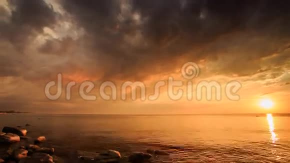 日落时天线云运动的海上太阳光径视频的预览图