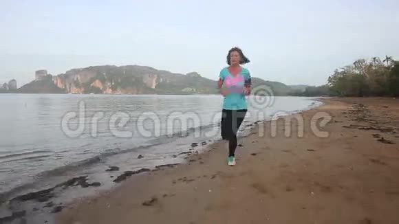 黑发女孩在海滩上与悬崖决裂视频的预览图