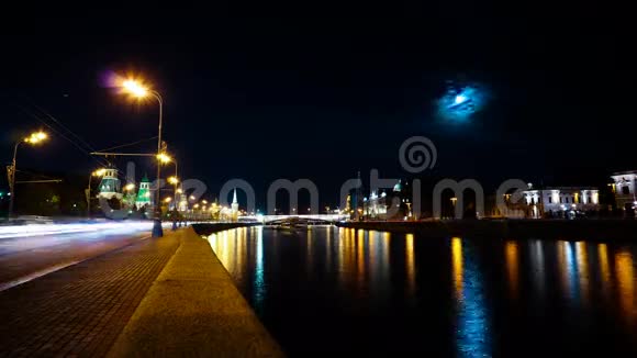 莫斯科克里姆林宫和船只在莫斯科河移动月亮时间流逝4K视频的预览图
