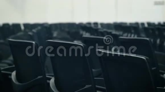 带舒适皮革座椅的空影院大厅视频的预览图