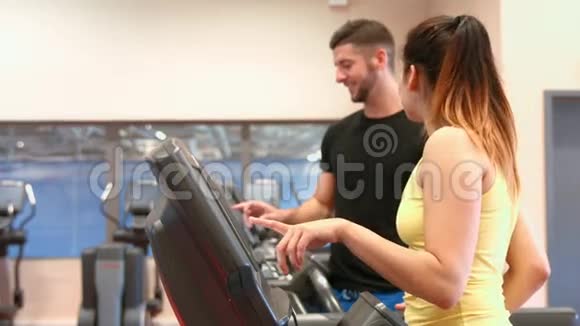 在健身房里用跑步机的夫妇视频的预览图