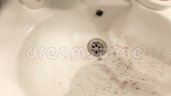 人在一个水槽里洗走了手的小头发视频的预览图