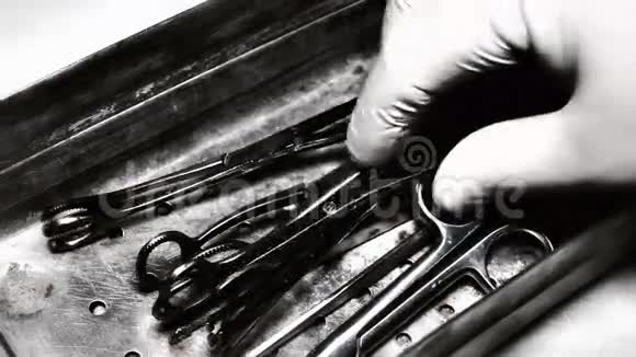 钢托盘中的旧钳和医用剪刀视频的预览图