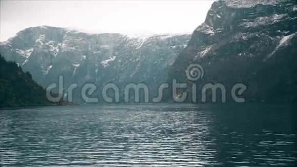 穿越挪威峡湾和山脉的运动视频的预览图