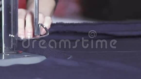 女裁缝手拿着布料剪蓝色布料视频的预览图