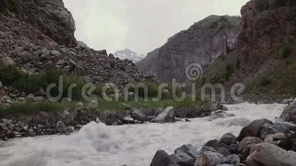 山上石溪景观有瀑布和绿树视频的预览图