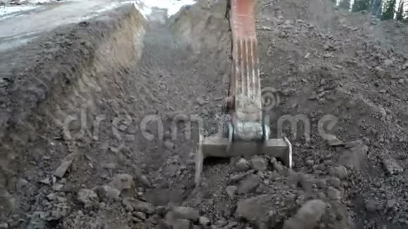 挖掘机挖土POV施工现场零周期挖掘机视频的预览图