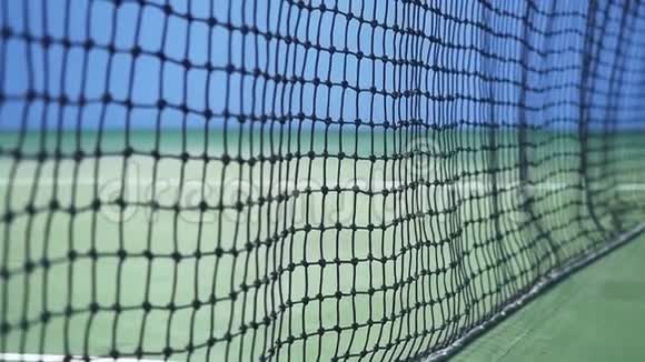 在阳光明媚的日子里网球以缓慢的运动击中了落在网球场上的网格1920x1080视频的预览图