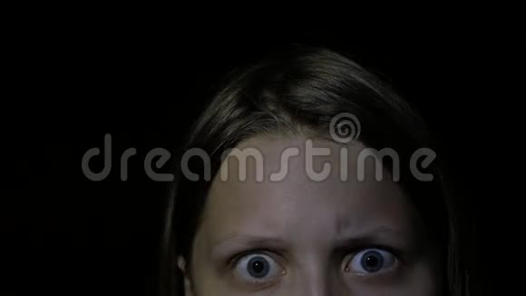 伤心的少女眼神中的恐惧4UHDK视频的预览图
