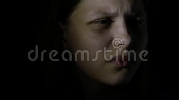 伤心的少女眼神中的恐惧4UHDK视频的预览图