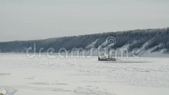 冰冻的河流有树林的海岸河中央有拖船视频的预览图