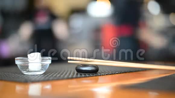 日本餐厅的餐巾纸和筷子视频的预览图